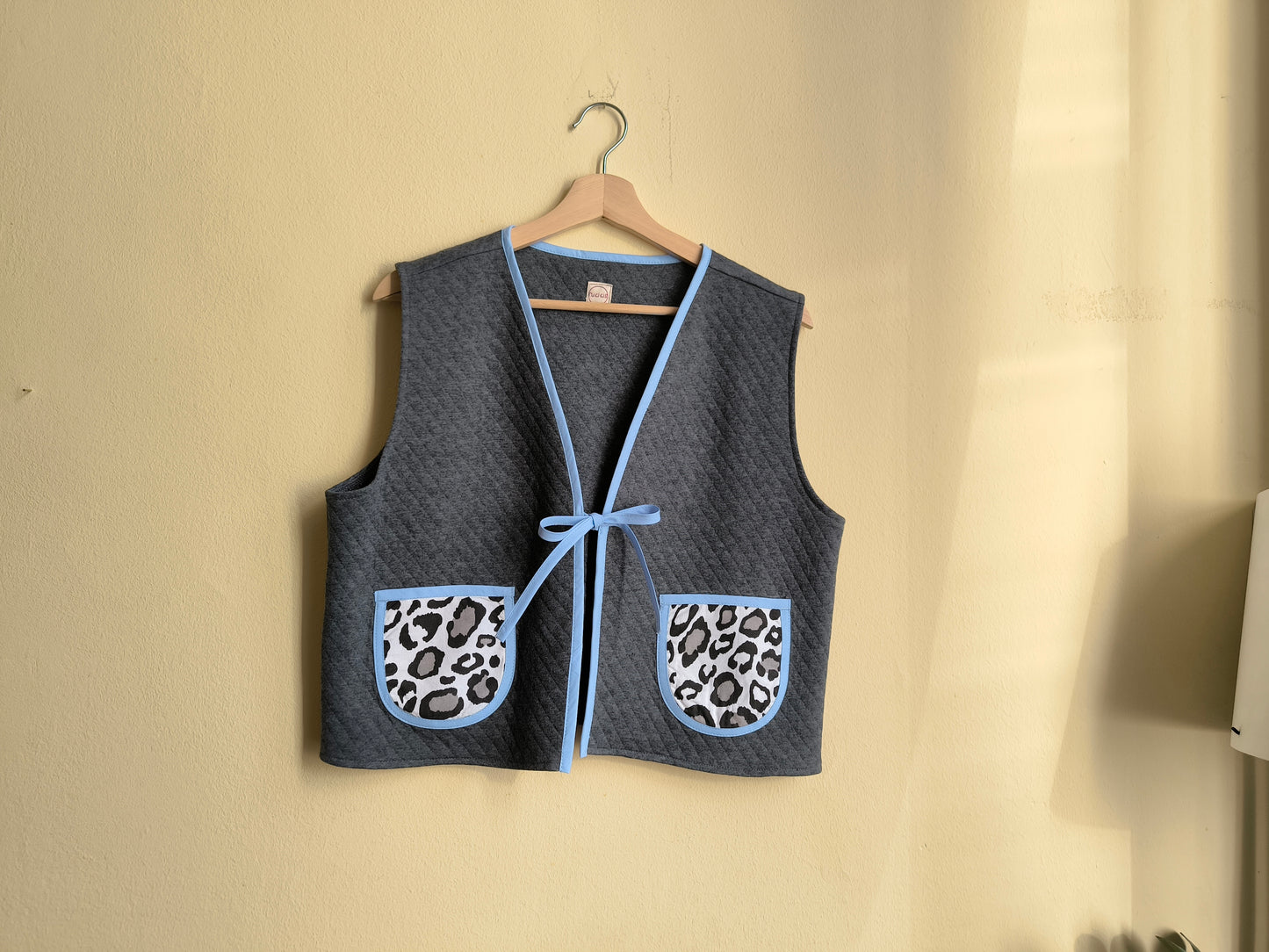 Párducmintás zsebes mellény