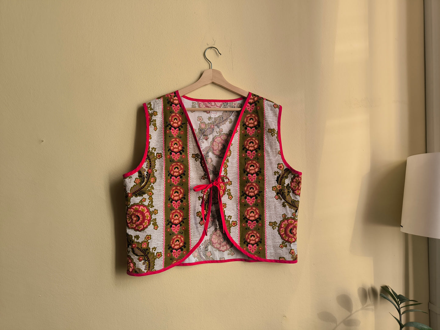 Rózsaszín virágos mellény