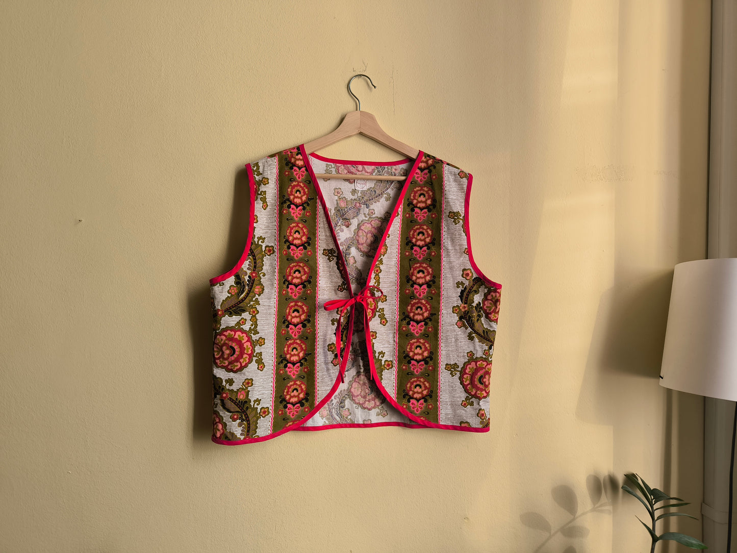 Rózsaszín virágos mellény