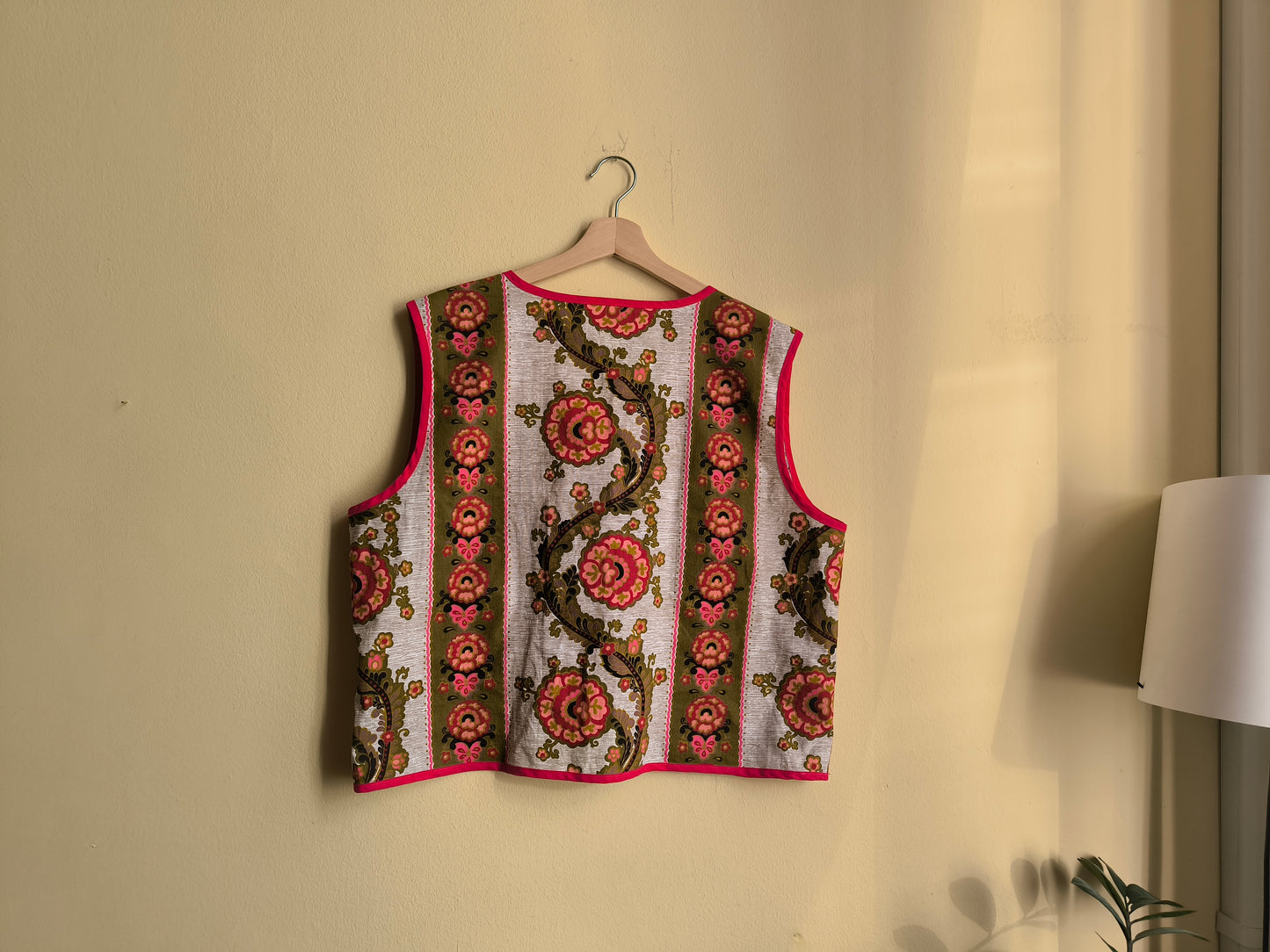 Rózsaszín virágos mellény