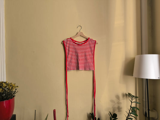 Piros-fehér csíkos mellény