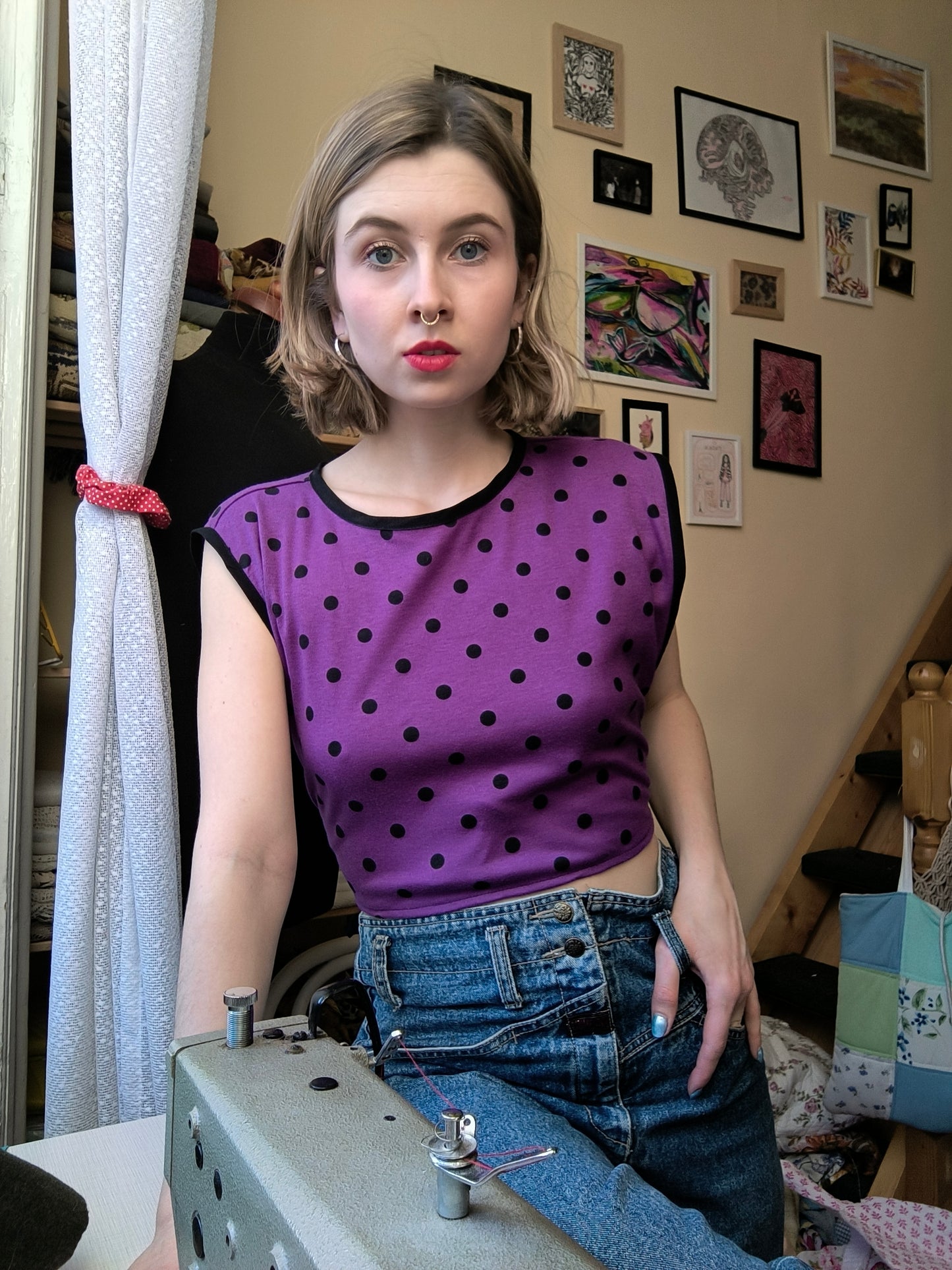 Fekete-lila pöttyös mellény