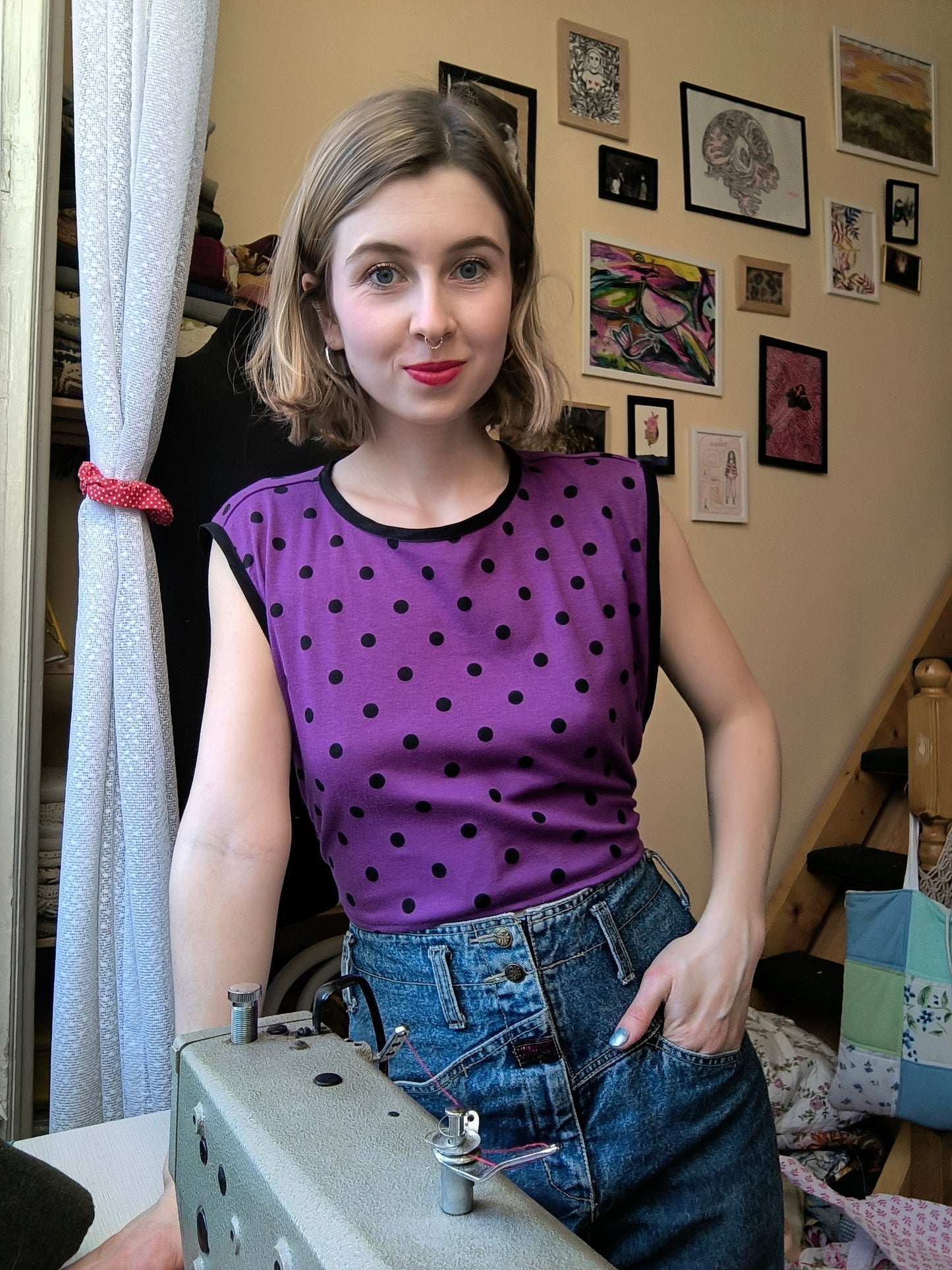 Fekete-lila pöttyös mellény