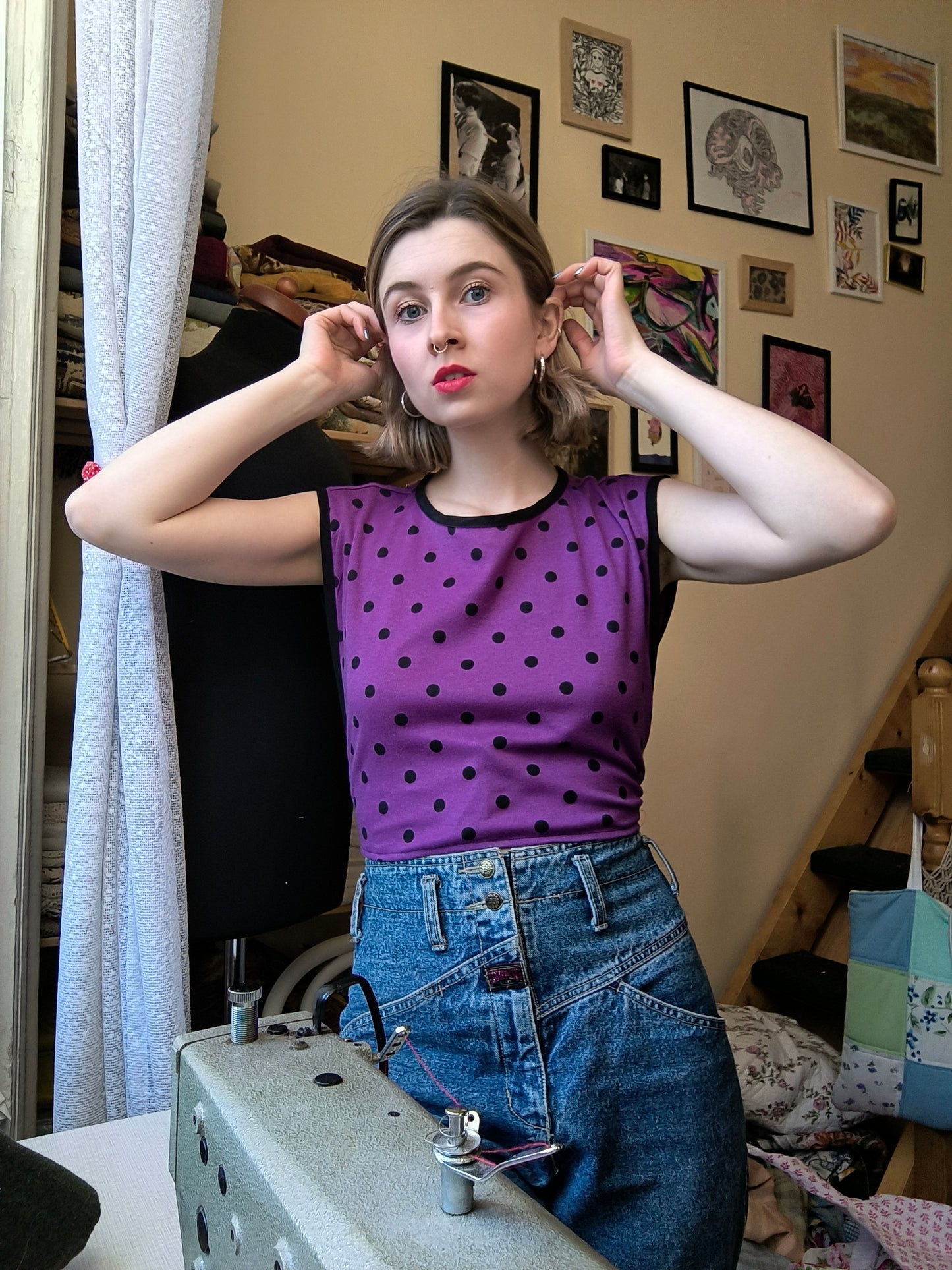 Fekete-lila pöttyös mellény