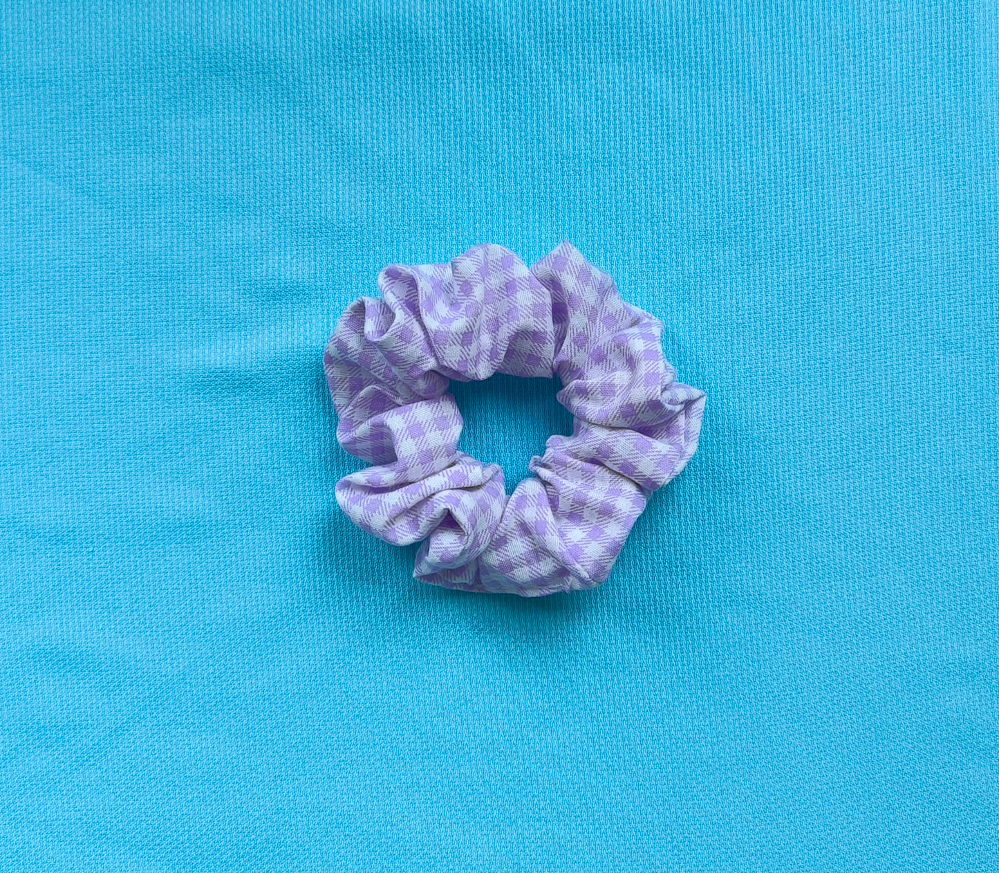 Kicsi lila kockás hajgumi