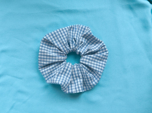 Fehér-kék kockás hajgumi